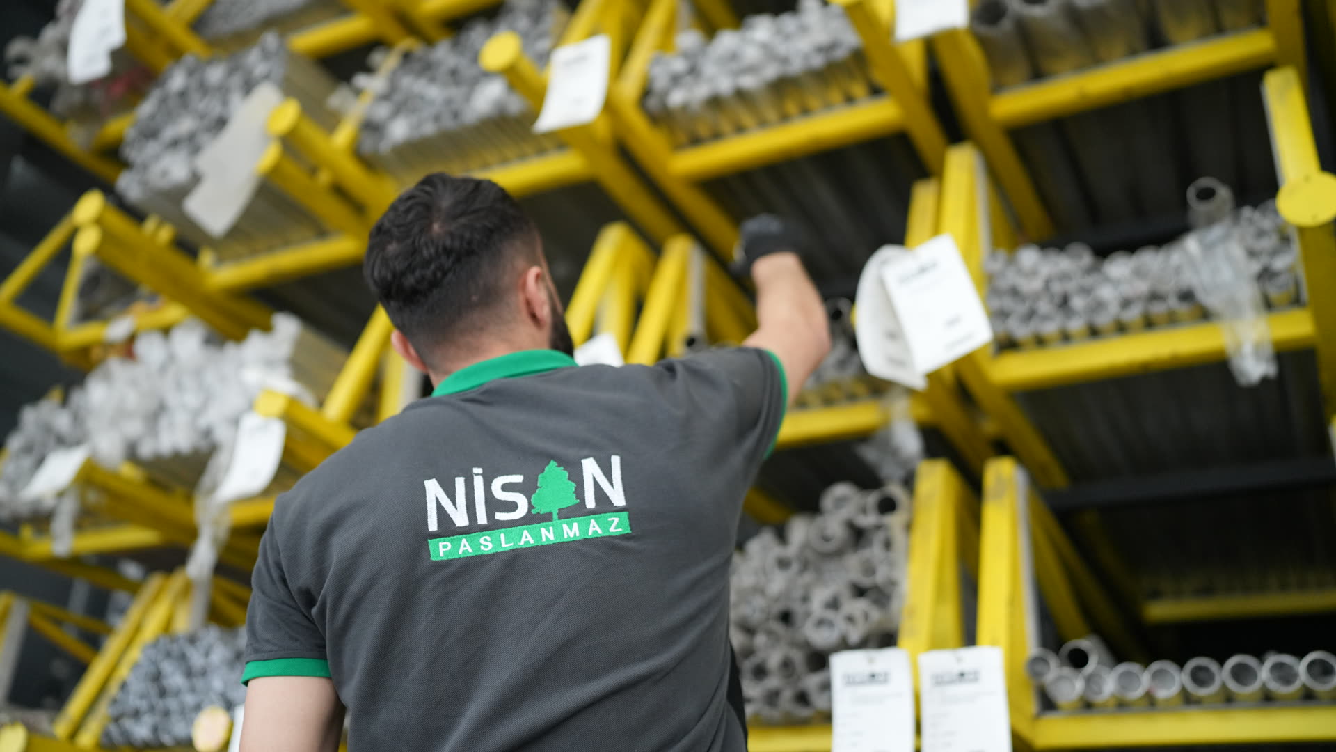 Nisan Paslanmaz çalışanı depoda paslanmaz çelik stoğu hazırlıyor