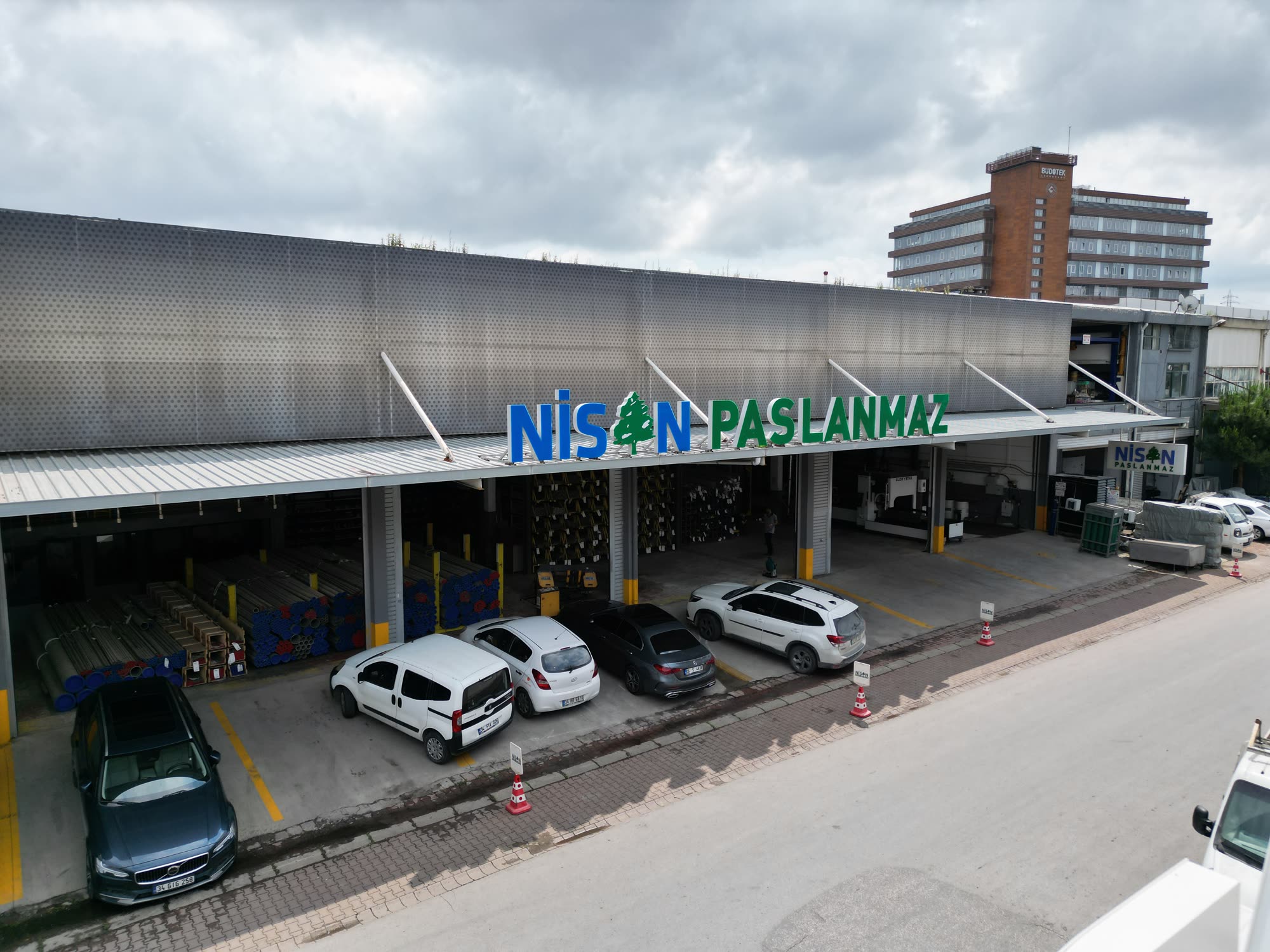 Nisan Paslanmaz Dudullu OSB tesisi dış cephesi